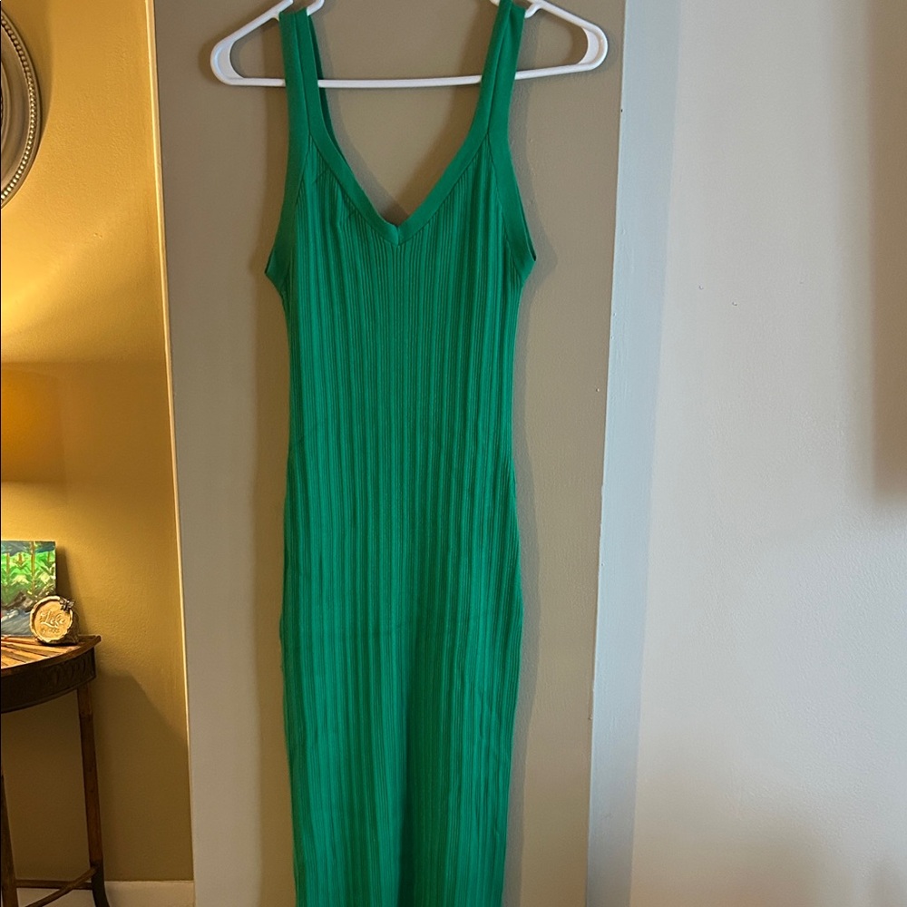 Olive & Oak Sleeveless Ribbed V-Neck Maxi Dress in Emerald Green